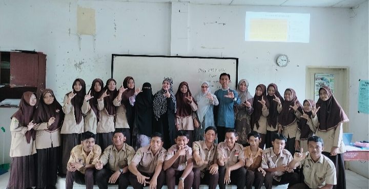 Angkat Sejarah Tokoh Perempuan Aceh, Dosen Umuslim Implementasikan Modul Ajar Digital Reading Narrative Text di SMAN 1 Kuala