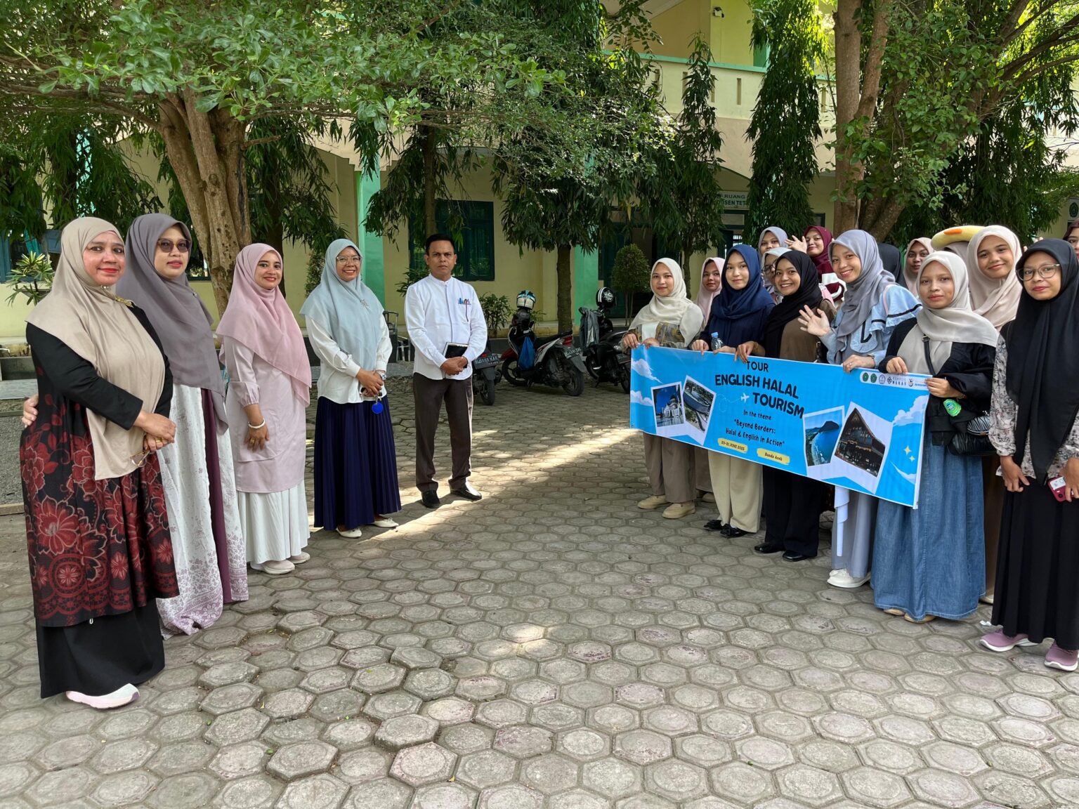 Dekan FKIP Universitas Almuslim Lepas Mahasiswa Pendidikan Bahasa Inggris Implementasi Projek “English for Halal Tourism” di Banda Aceh